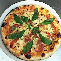 Nr. 100 - Pizza mit frischen Tomaten, Basilikum und Mozarella