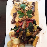 Gemischter Fleischteller, Champignonrahmsauce mit Gemüse und Kartoffeln